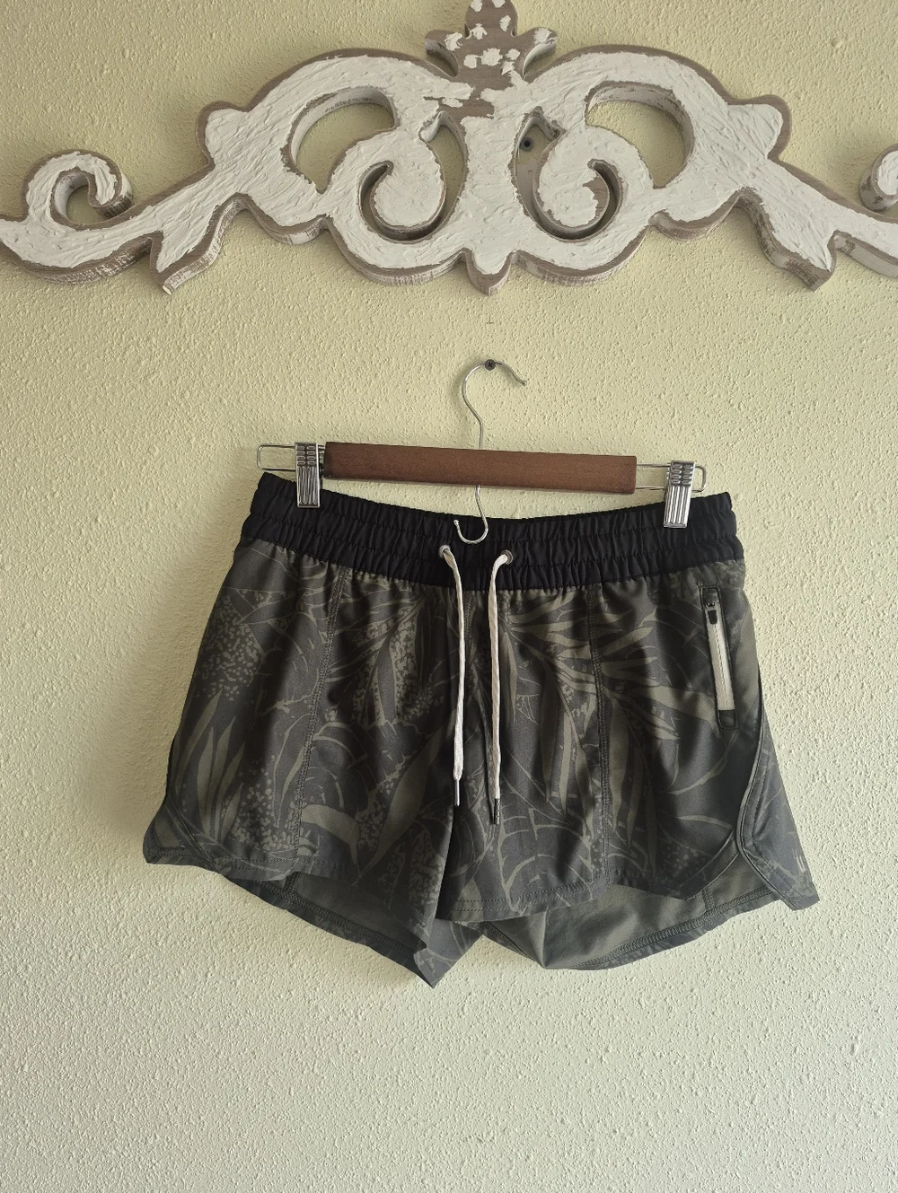 Vuori Clementine Oregano Rainforest Shorts Size Small - Picture 2 of 8